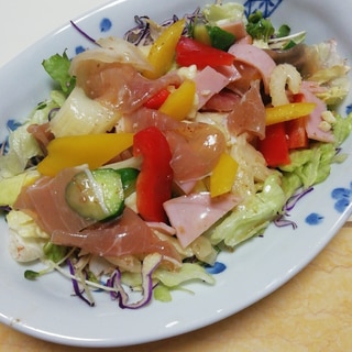 生ハムとゴーダチーズと野菜のまろやか香味サラダ